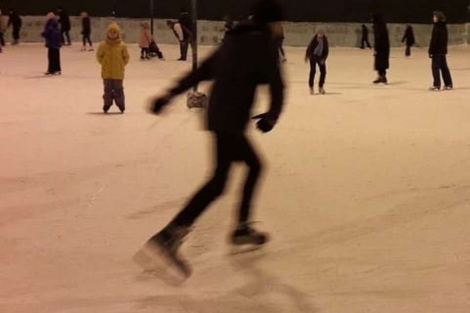 К открытию готовят каток в парке «Дельфин» в Воронеже