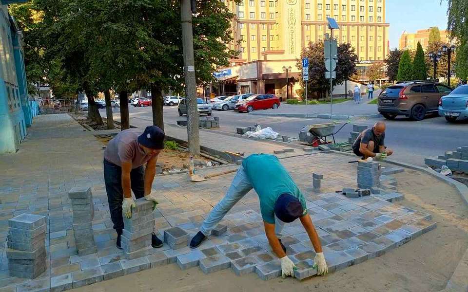 В Ленинском районе ремонтируют магистральные пешеходные связи