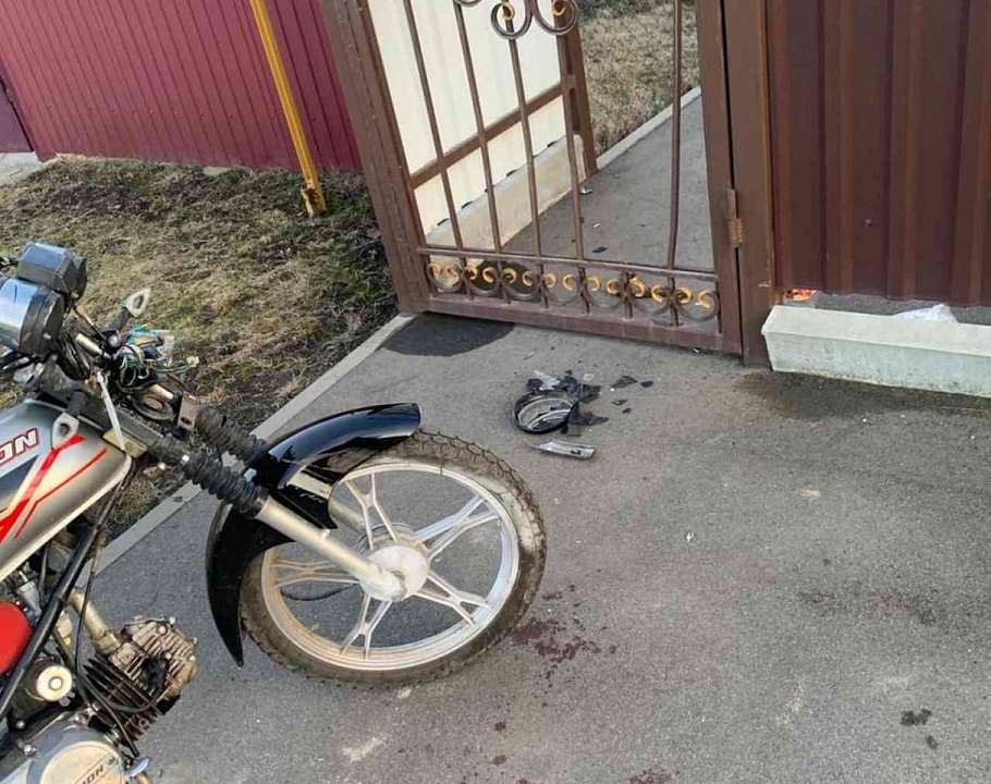 В калитку частного дома в воронежском селе врезался 17-летний мотоциклист