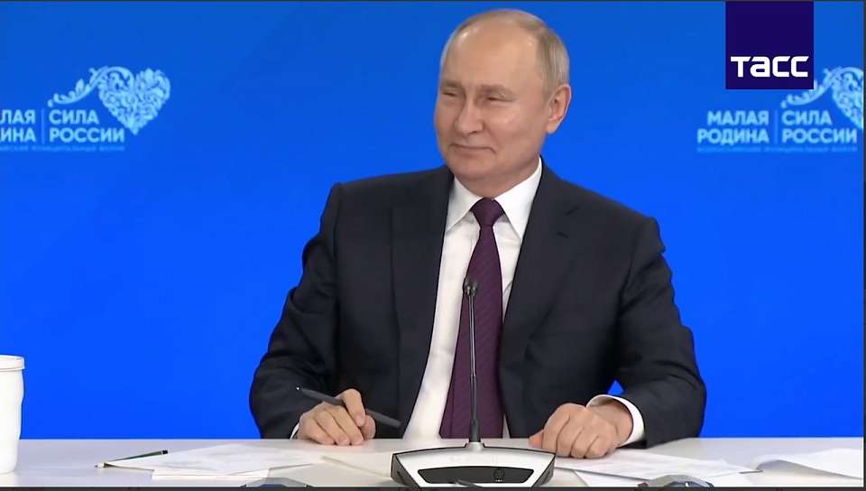 Анекдотом поделился Путин после рассказа главы муниципалитета Воронежской области о производстве сыра