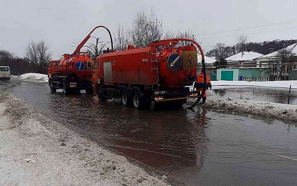 Спецтехнику применили для откачивания воды в местах подтоплений на улицах Воронежа   