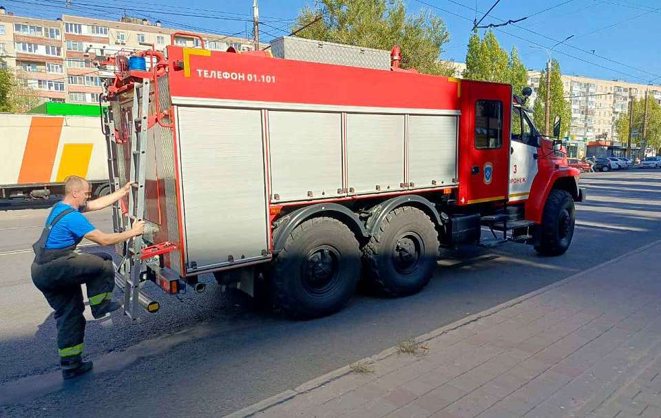 В Воронеже горит частный дом и есть угроза распространения огня