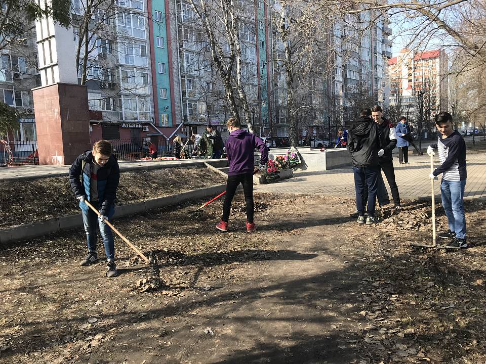            В Коминтерновском районе волонтеры приводят в порядок  братские могилы и  воинские захоронения