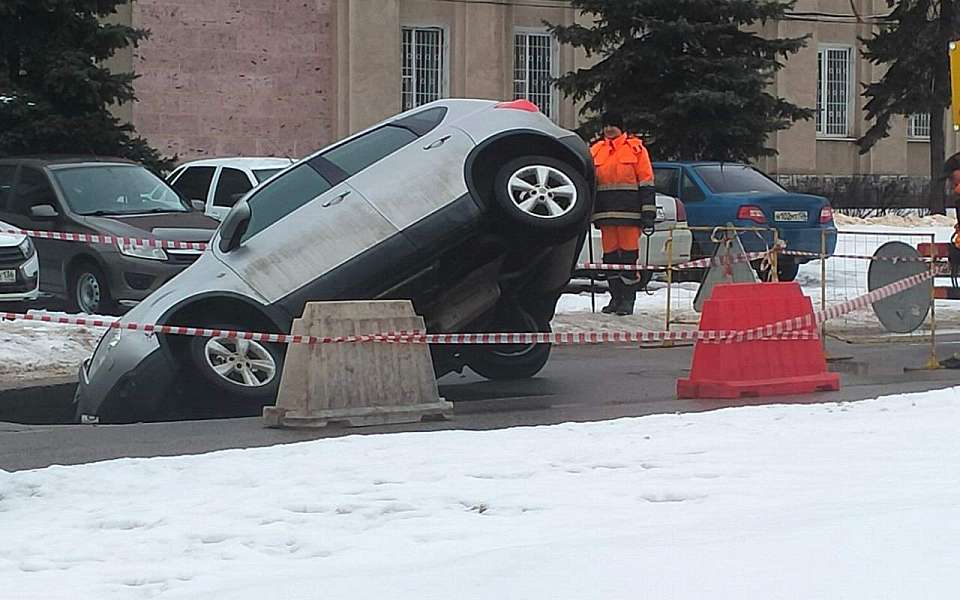 Машина провалилась в дыру на улице Циолковского в Воронеже