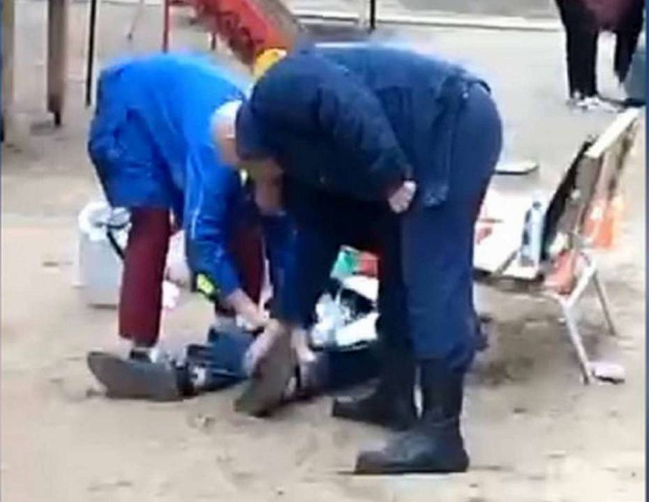 На детской площадке в Воронеже обнаружили труп человека