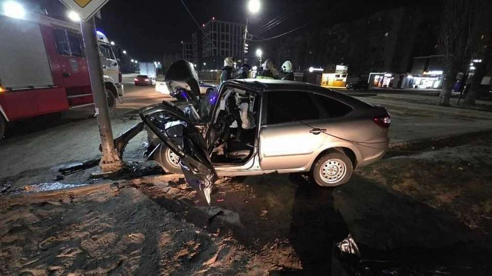 В Воронеже во врезавшейся в столб легковушке погиб 26-летний водитель