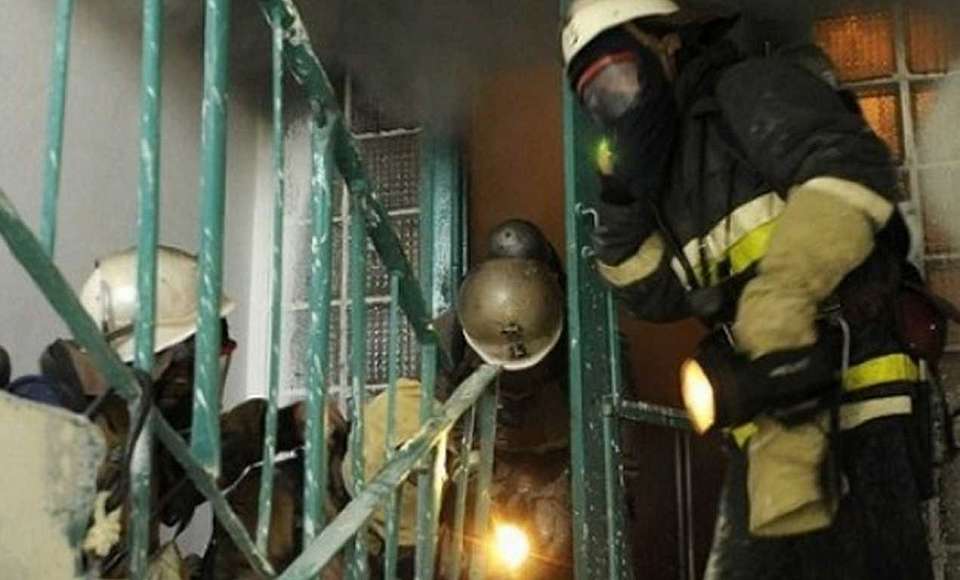 Спасатели эвакуировали 50 человек из горящей 9-этажки в Воронеже
