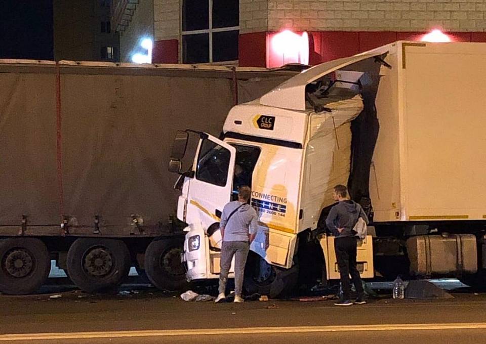 Эпическое столкновение двух фур на воронежской окружной сфотографировали горожане