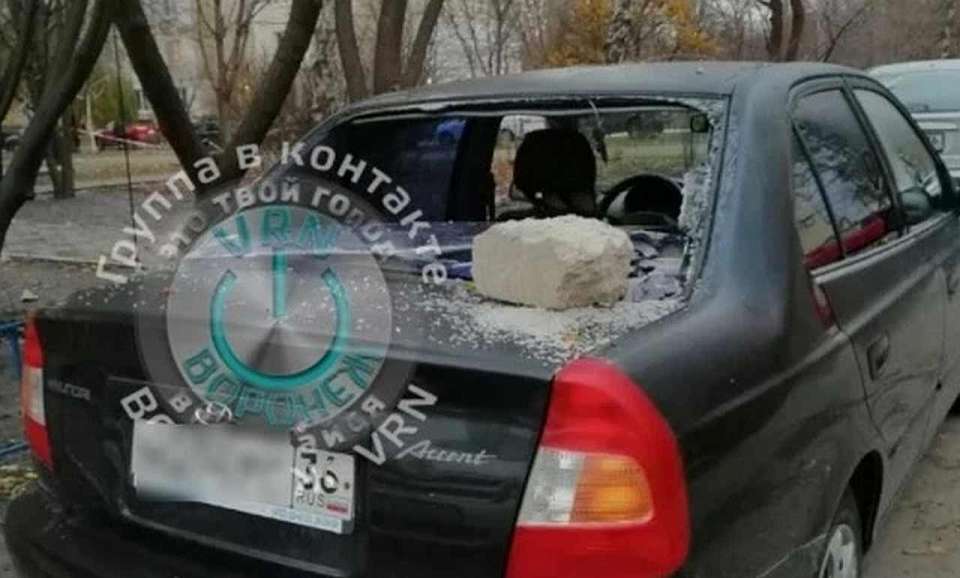 Часть фасада здания рухнула в Воронеже на машину