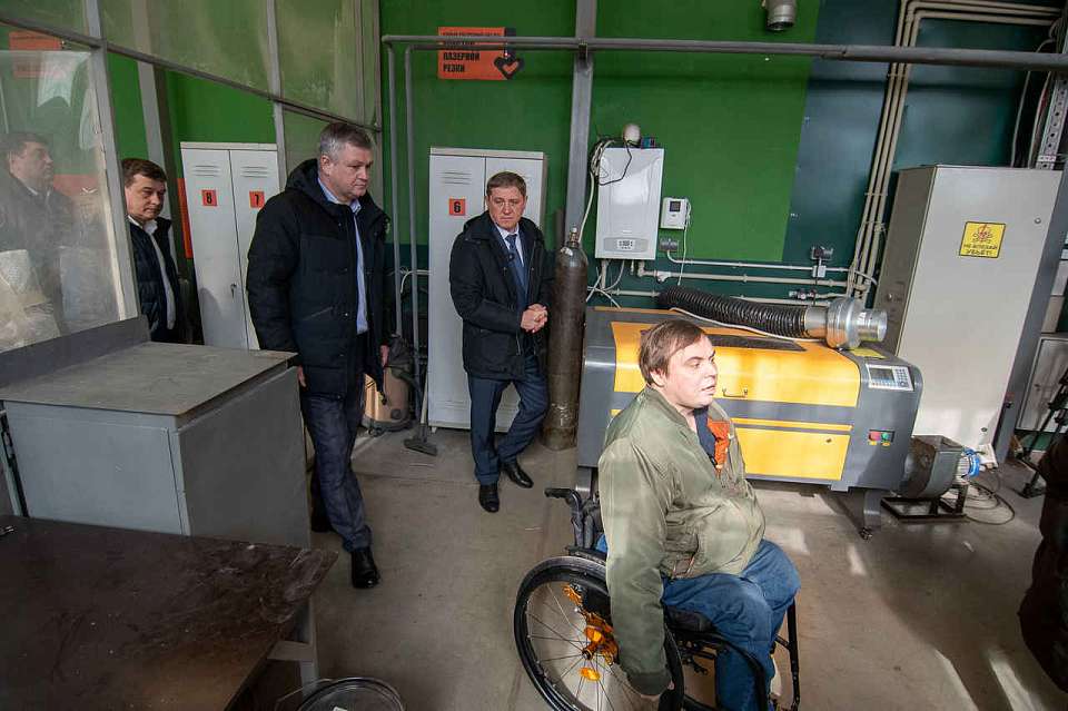 Депутаты команды ДСК оказали помощь учебному цеху для людей с ОВЗ