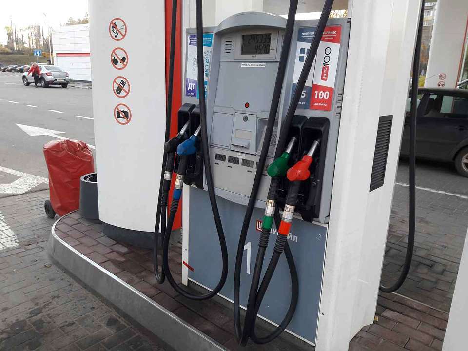 Снизились цены на бензин и дизельное топливо в Воронежской области за неделю