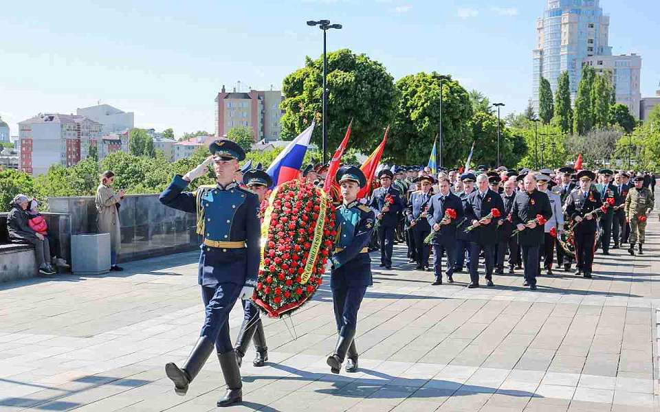 Цветы и венки возложили к Могиле Неизвестного Солдата в Воронеже