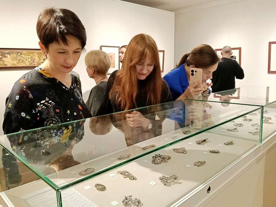 Томные красавицы и цветы. В Воронеже открылась выставка искусства в стиле модерн