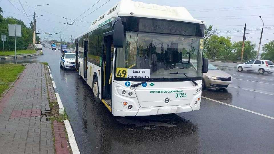 В ДТП с автобусом на Вогрэсовском мосту в Воронеже пострадали 3 пассажира