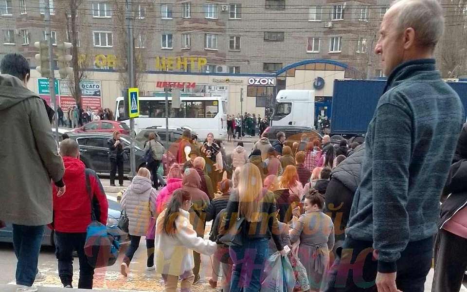 ТЦ «Максимир» эвакуировали в Воронеже под звук тревожных сирен