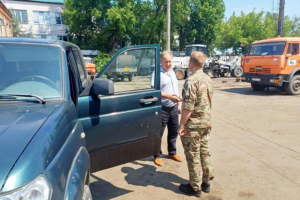 Из комбината благоустройства – на фронт: наши коммунальщики передали автомобиль в зону СВО