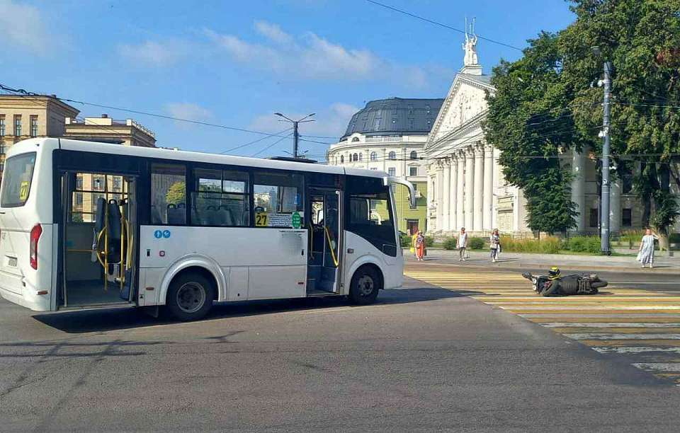 Мотоцикл столкнулся с пассажирским автобусом в центре Воронежа