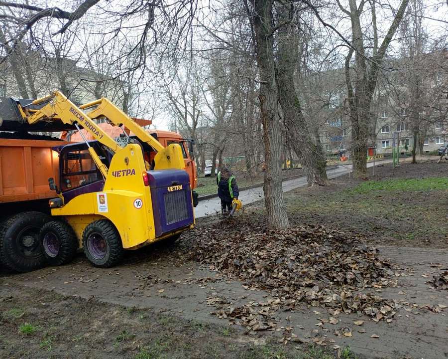 В Ленинском районе продолжается плановая уборка территории