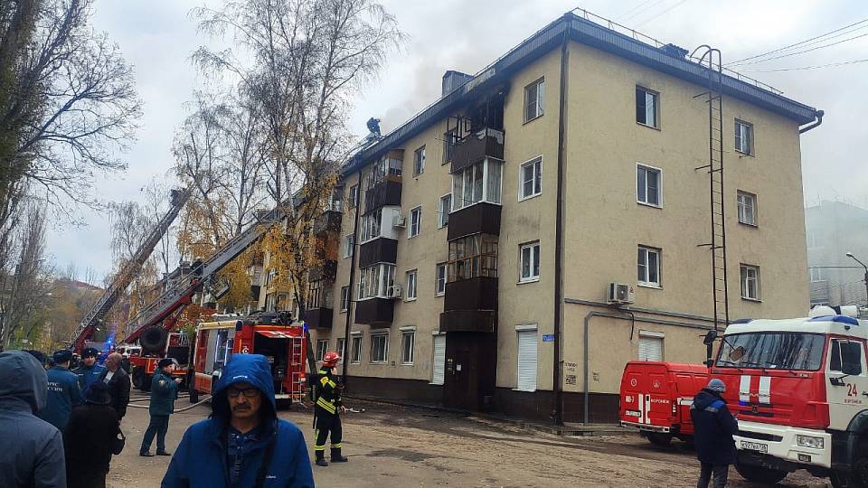 В Воронеже из многоквартирного дома с горящей крышей эвакуировали 50 человек