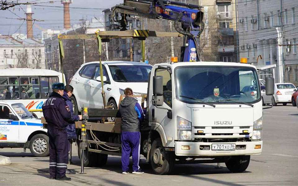 Машины с закрытыми номерами могут начать эвакуировать уже в ноябре в Воронеже