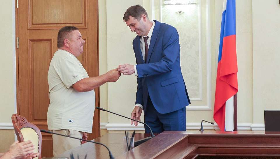 Ключи от квартир мэр Воронежа вручил работникам комбинатов благоустройства