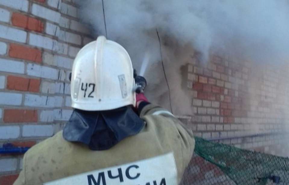 На пожаре в двухквартирном доме под Воронежем обрушилась кровля и пострадал 46-летний мужчина