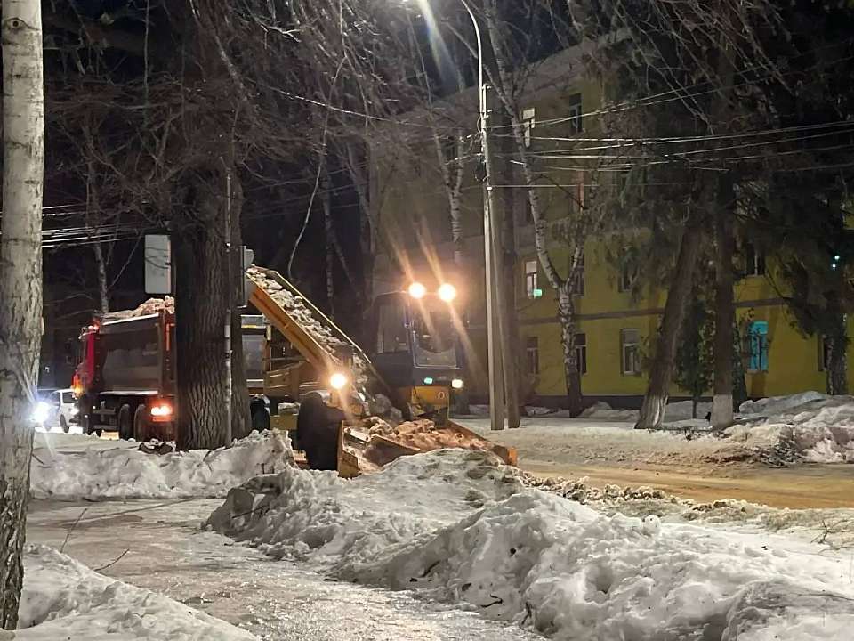 В ночь на 24 февраля улицы Воронежа убирали 143 единицы техники