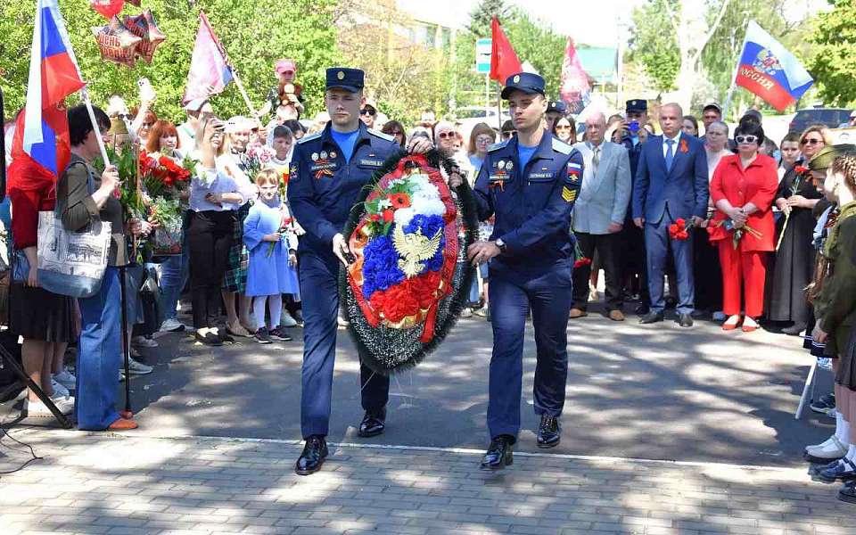 Торжественные возложения венков и цветов к братским могилам прошли в День Победы в микрорайонах Железнодорожного района