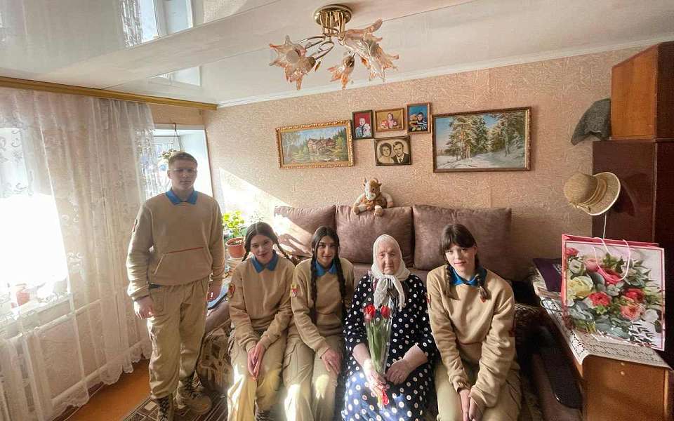 В Железнодорожном районе поздравили ветерана Великой Отечественной войны с 8 марта