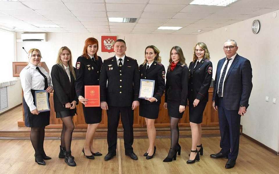 Глава Ленинского района поздравил сотрудников отдела полиции № 8 с профессиональным праздником