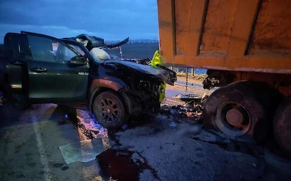 Житель Санкт-Петербурга погиб в ночном ДТП с остановившейся фурой на воронежской трассе