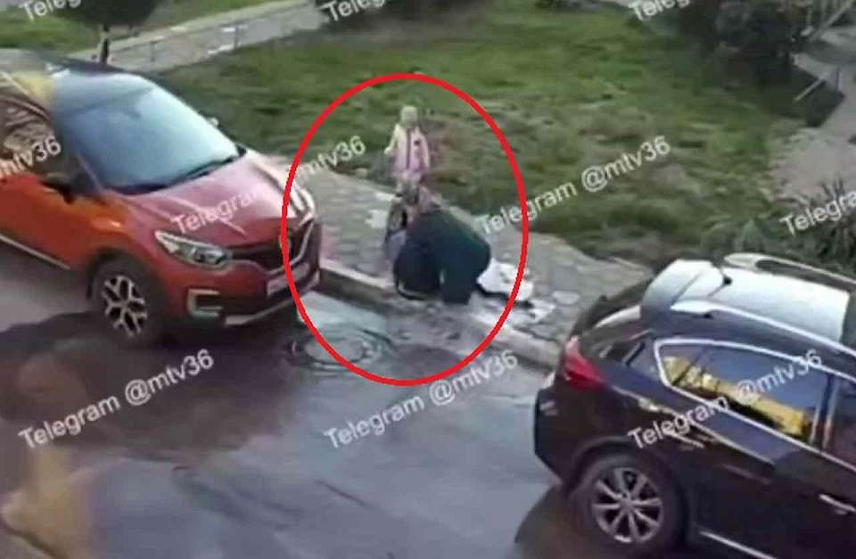 В Воронеже тротуар провалился под ногами женщины