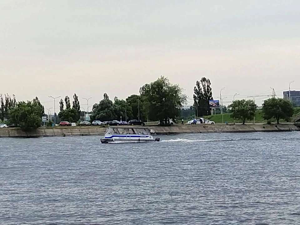 Лодка с двумя рыбаками перевернулась на Воронежском водохранилище