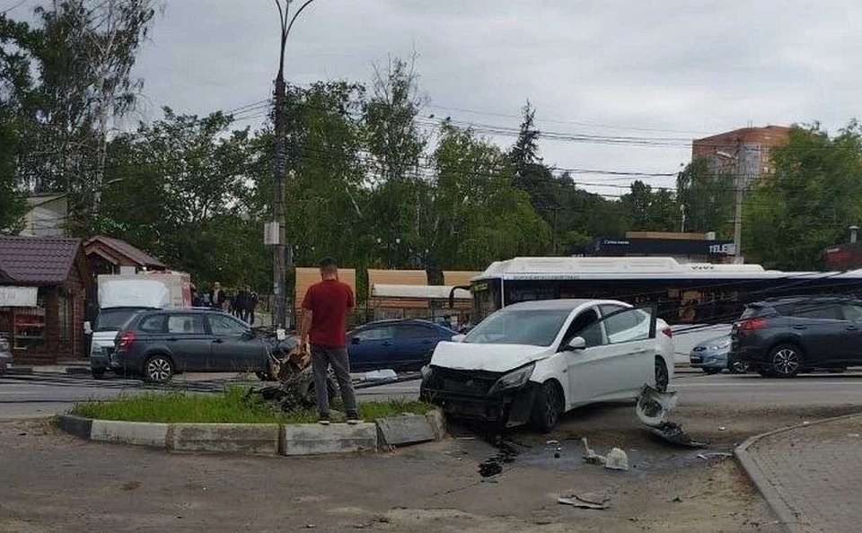 Иномарка врезалась в столб у остановки «Берёзовая роща» в Воронеже