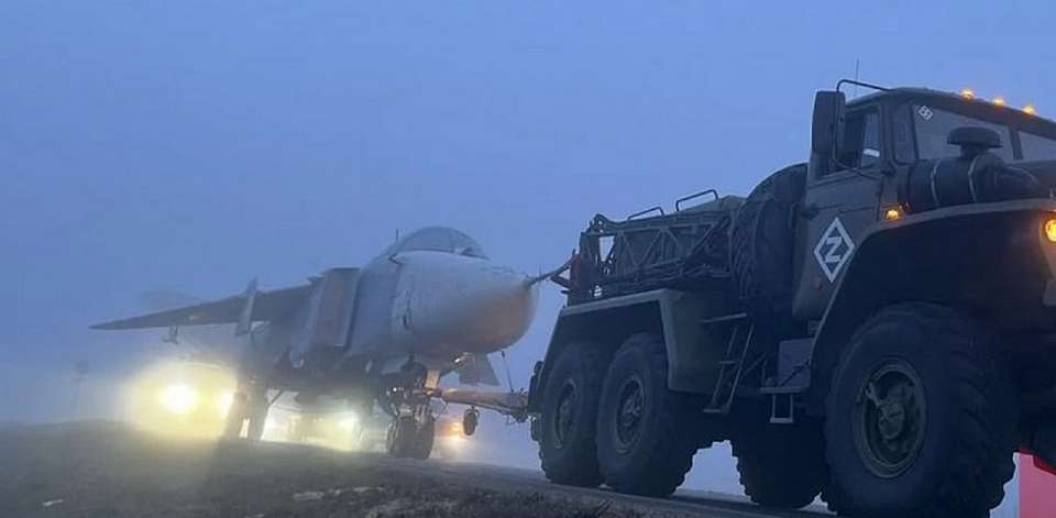 Бомбардировщик Су-24М стал неожиданным экспонатом на трассе под Воронежем