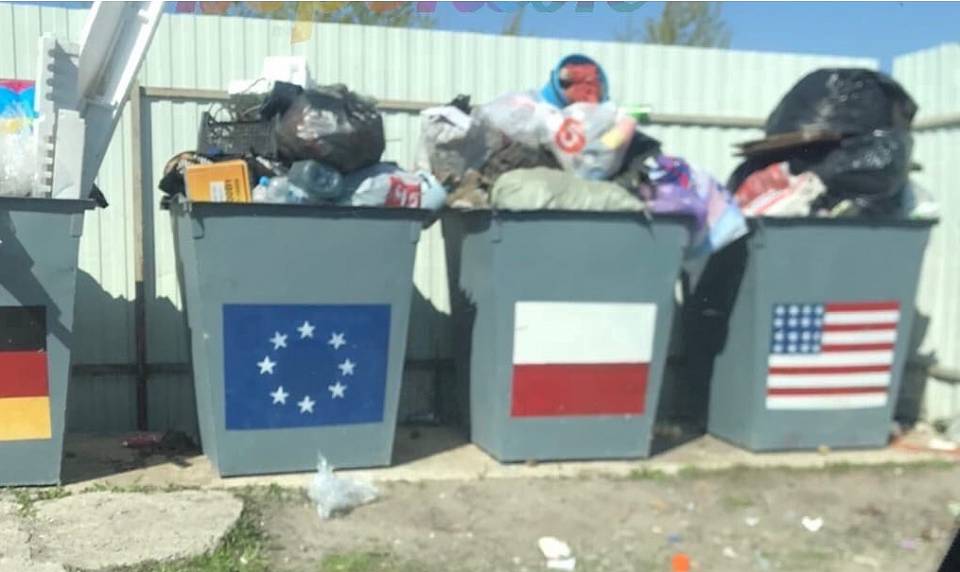 Сельская администрация под Воронежем растерялась, что делать с мусорными баками, раскрашенными под флаги иностранных государств