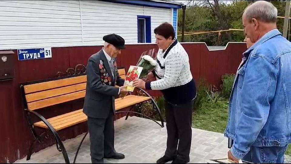 Со 100-летним юбилеем поздравили избирателя в Воронежской области члены избиркома