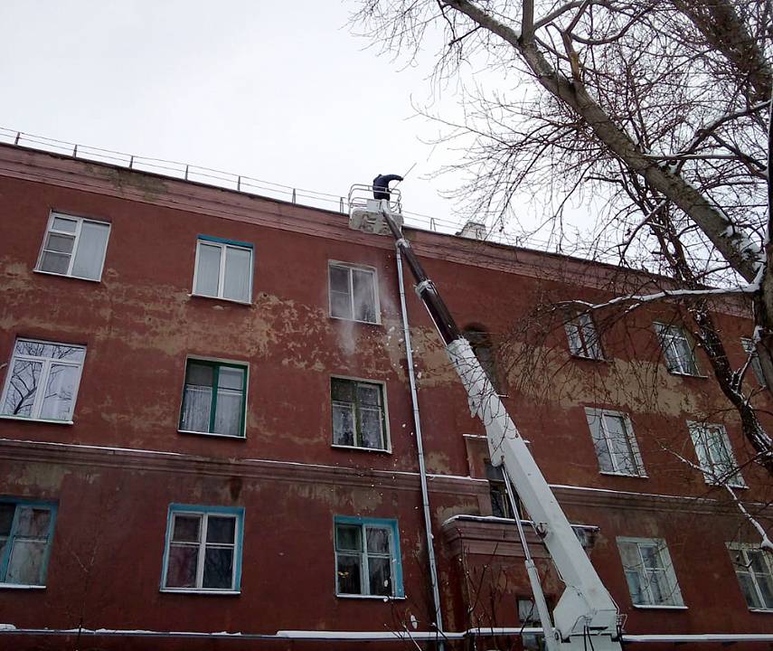 В Воронеже продолжается очистка кровель от снега
