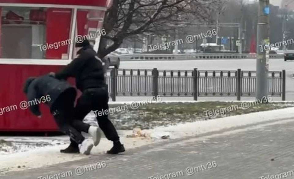 Избиение воронежца у памятника Славы охранником попало на видео