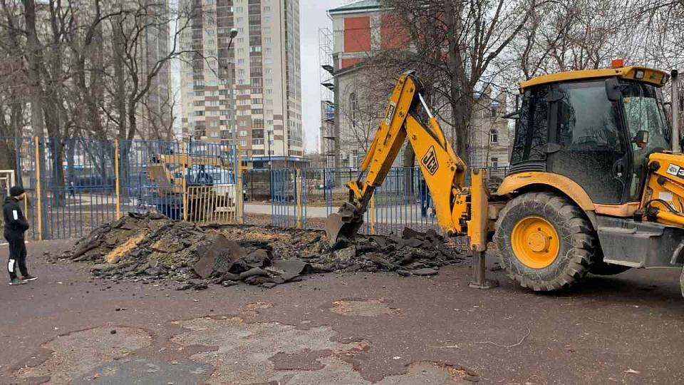В парке у цирка в Воронеже начался демонтаж спортивной площадки