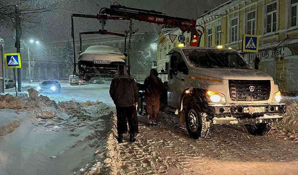 Эвакуировать мешающие уборке снега припаркованные машины пообещал глава воронежской ГИБДД