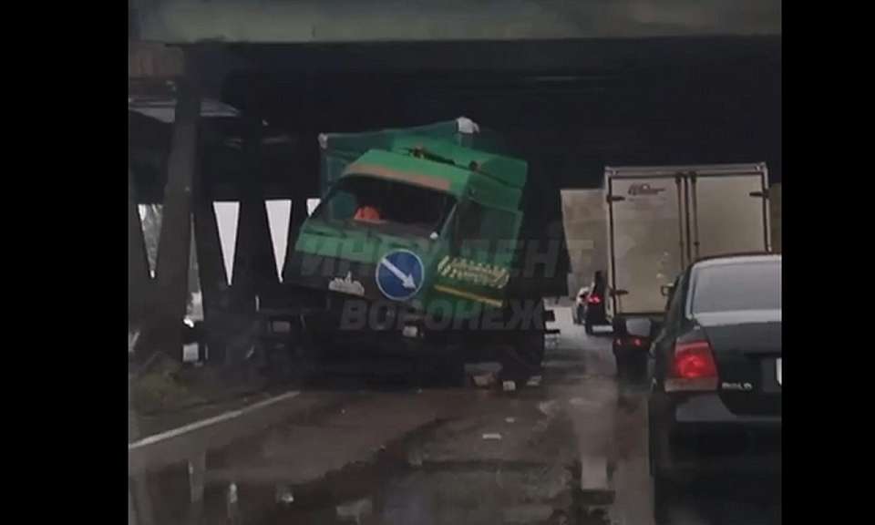 Под мостом застрял грузовик и заблокировал движение в Воронеже