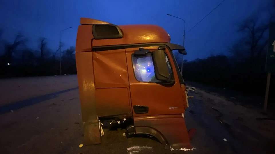 Кабину грузовика оторвало, а водитель попал в больницу после ДТП фур на воронежской трассе