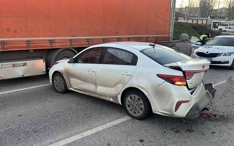Массовое ДТП парализовало движение на улице Антонова-Овсеенко в Воронеже