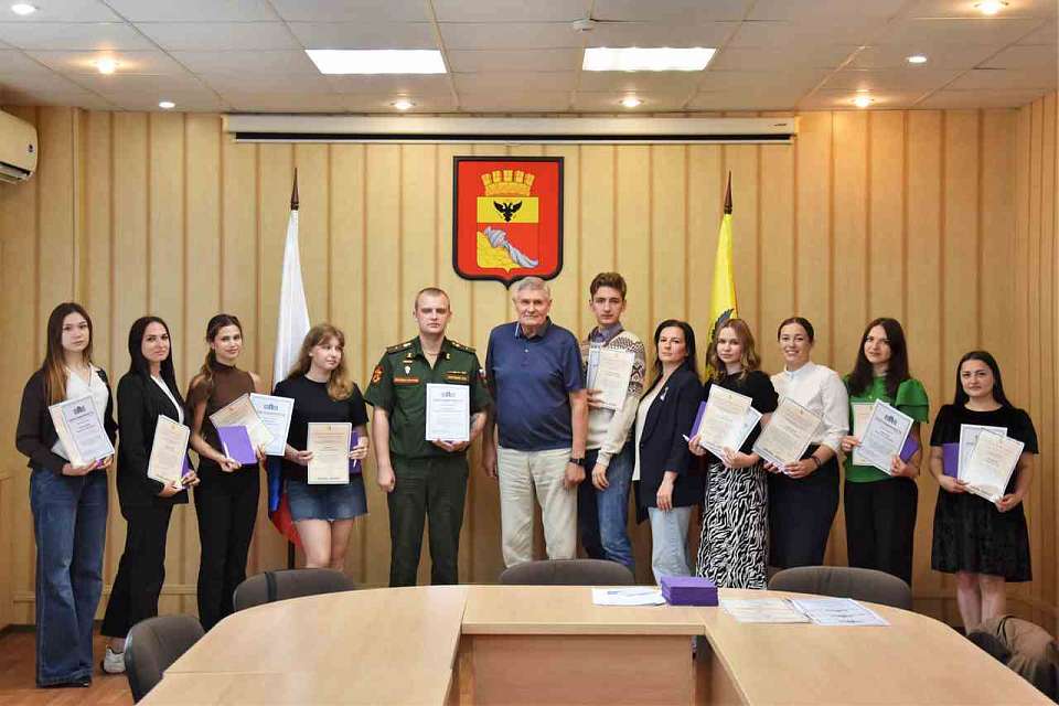 В Железнодорожном районе поздравили активную молодежь