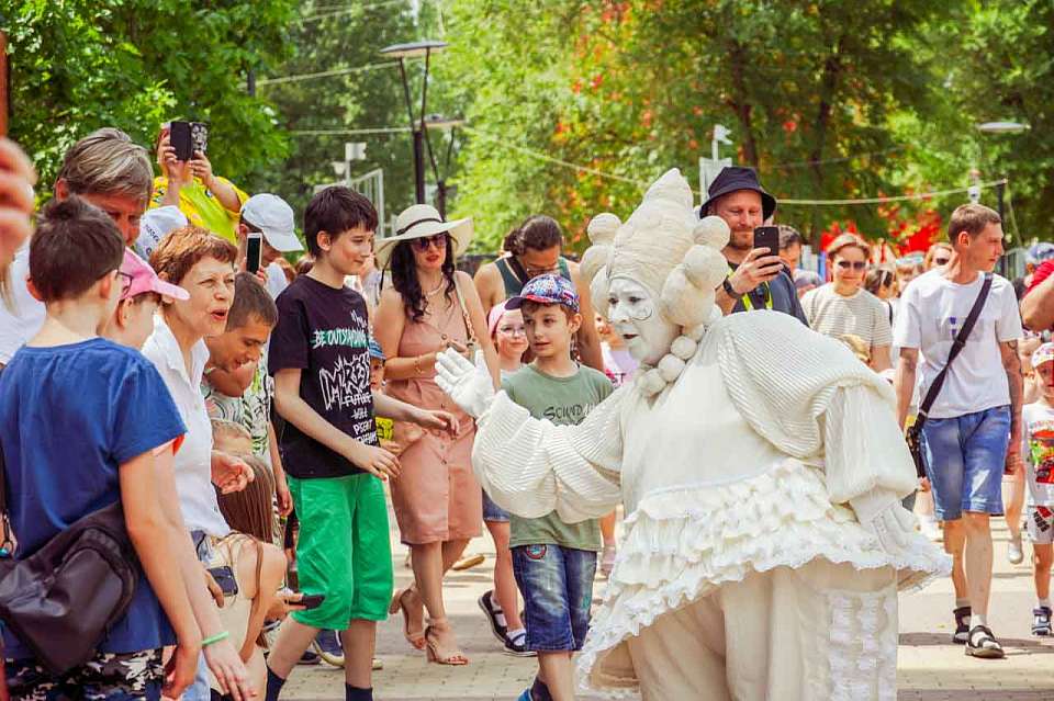 Спектакль про бездомного и карикатурные горожане. Платоновфест открылся в Воронеже парадом уличных театров