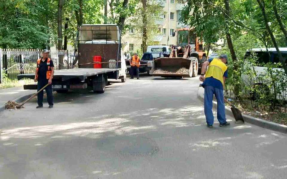 От газонов до дорог: как проходит комплексная уборка района на этой неделе