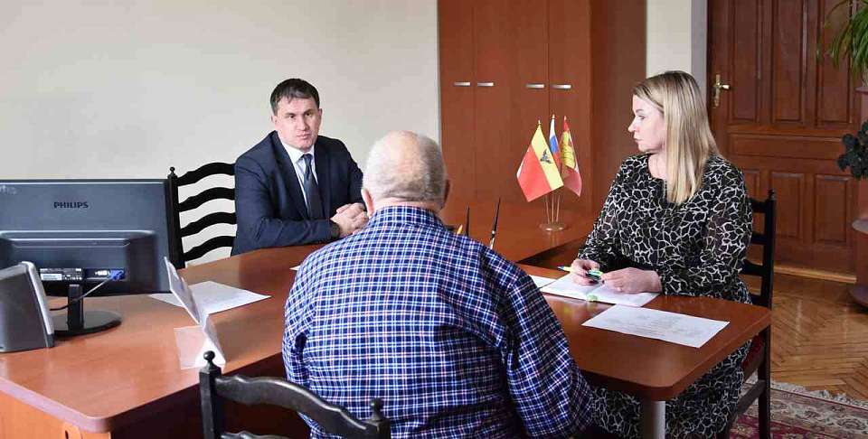 Приём граждан в Железнодорожном районе провёл региональный министр здравоохранения Игорь Банин