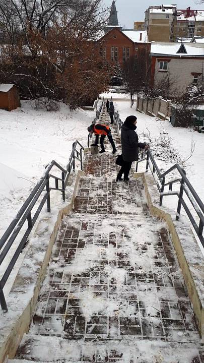 В Ленинском районе приводят в порядок нагорные лестницы