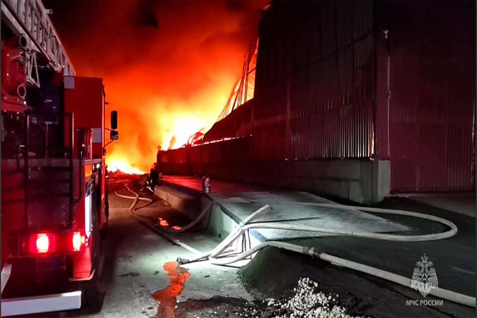 Спасатели полностью ликвидировали огромный пожар на складе сельхозтехники под Воронежем